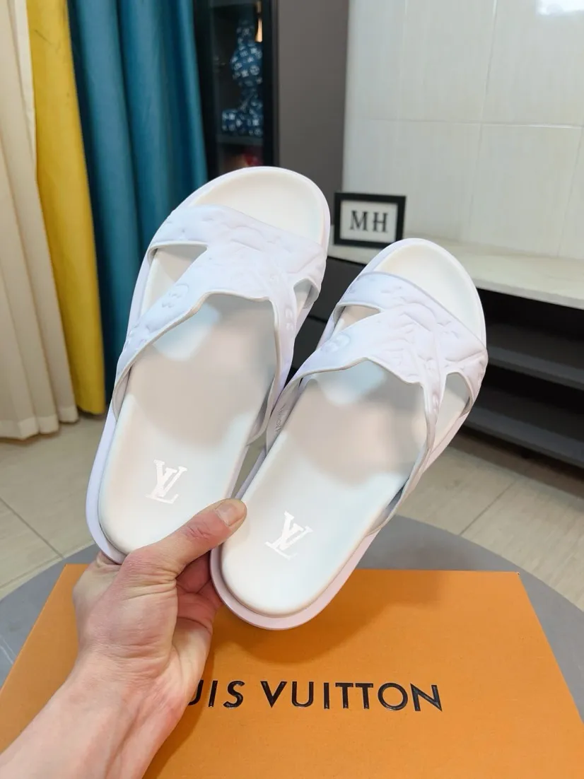 Men's shoes 💰360🌹🌹 (lv-Louis Vuitton) new men's sandals, high-end boutique, exquisite embossed logo decoration on the upper, fine workmanship, super soft soles, casual, loose and comfortable, a must-have in summer! \nsize：38-44